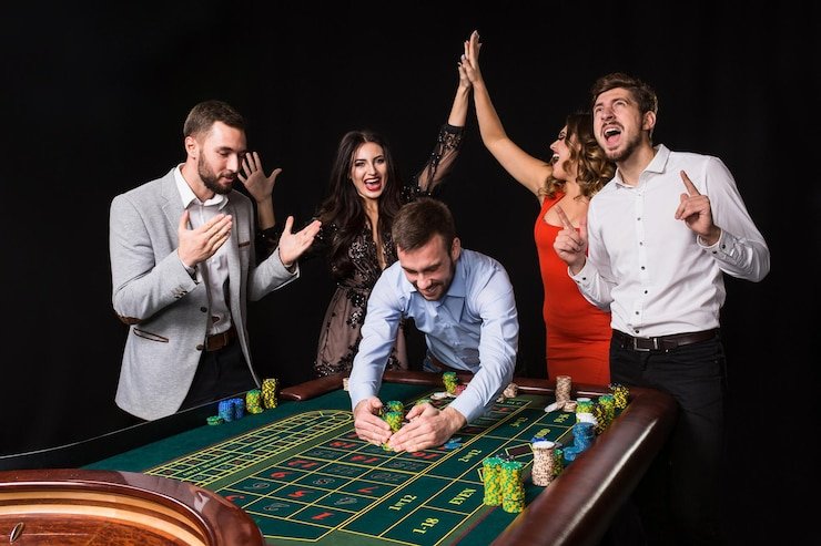 Pemain menggunakan perangkat mobile untuk berkomunikasi dengan layanan pelanggan idnasia88 saat menikmati hiburan taruhan sports dan casino
